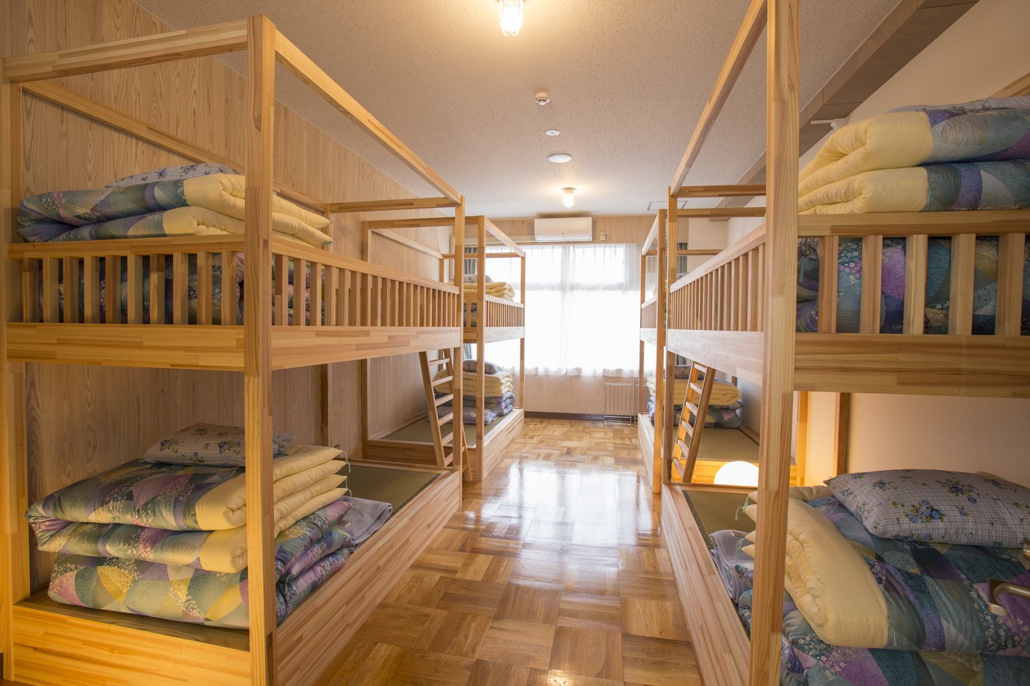 部屋に設置された2段ベッド