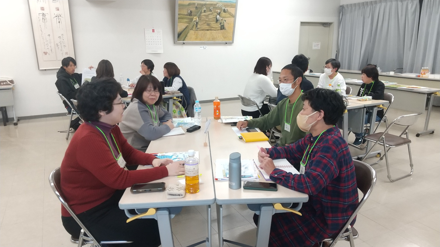 室内で話し合う様子
