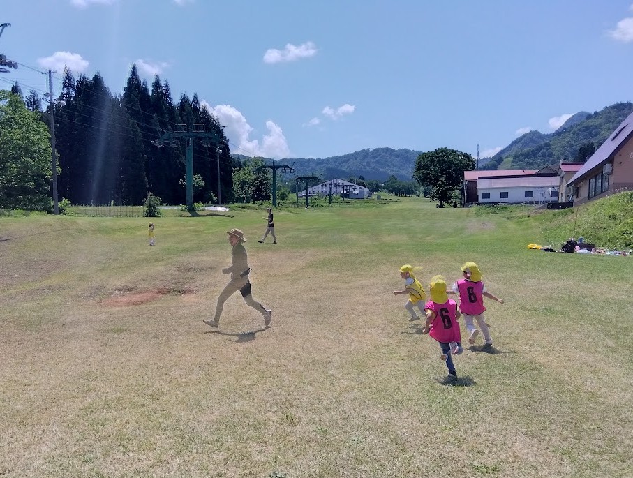 スキー場で思い切り遊ぶ子どもたち
