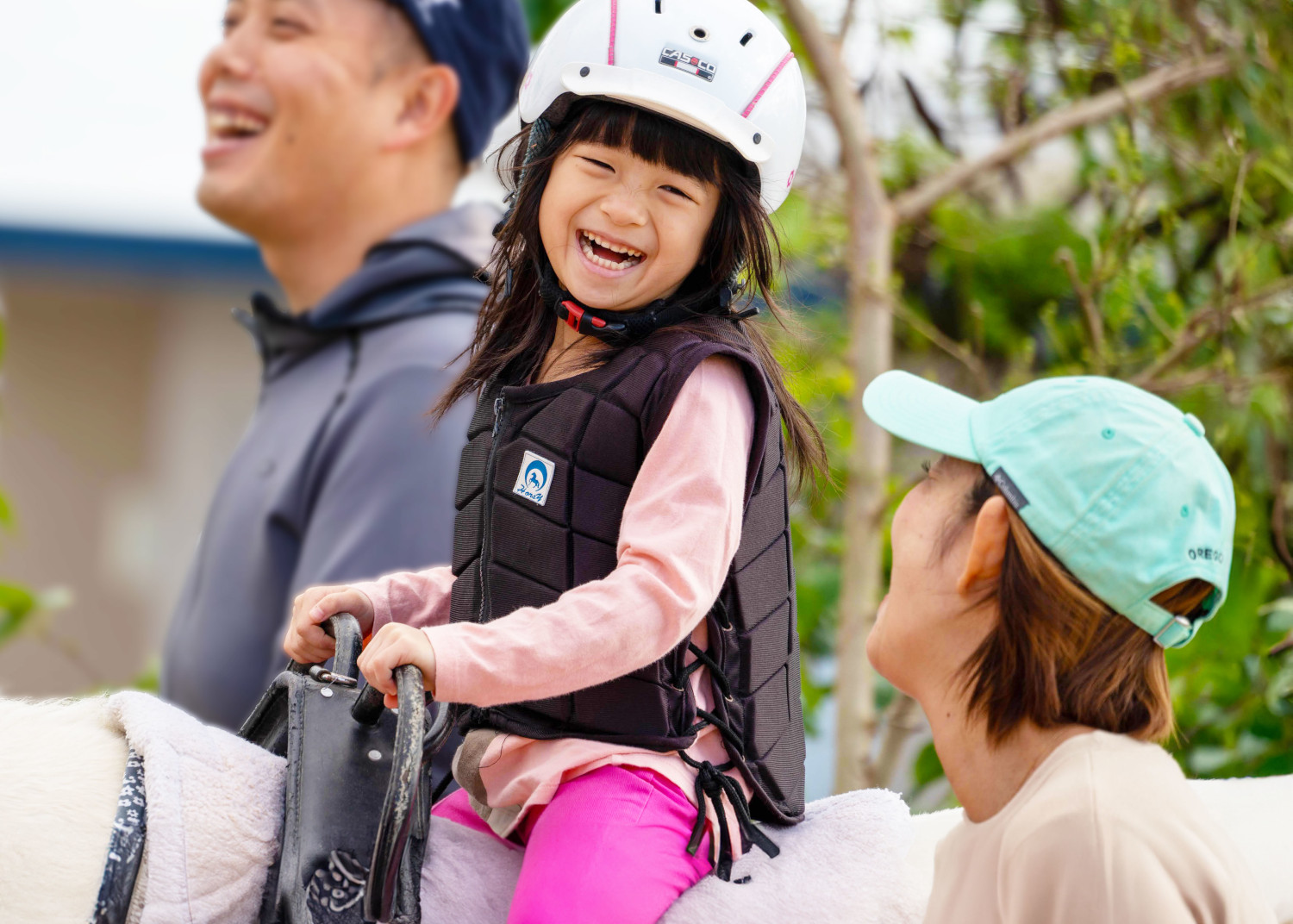 乗馬体験をする子ども