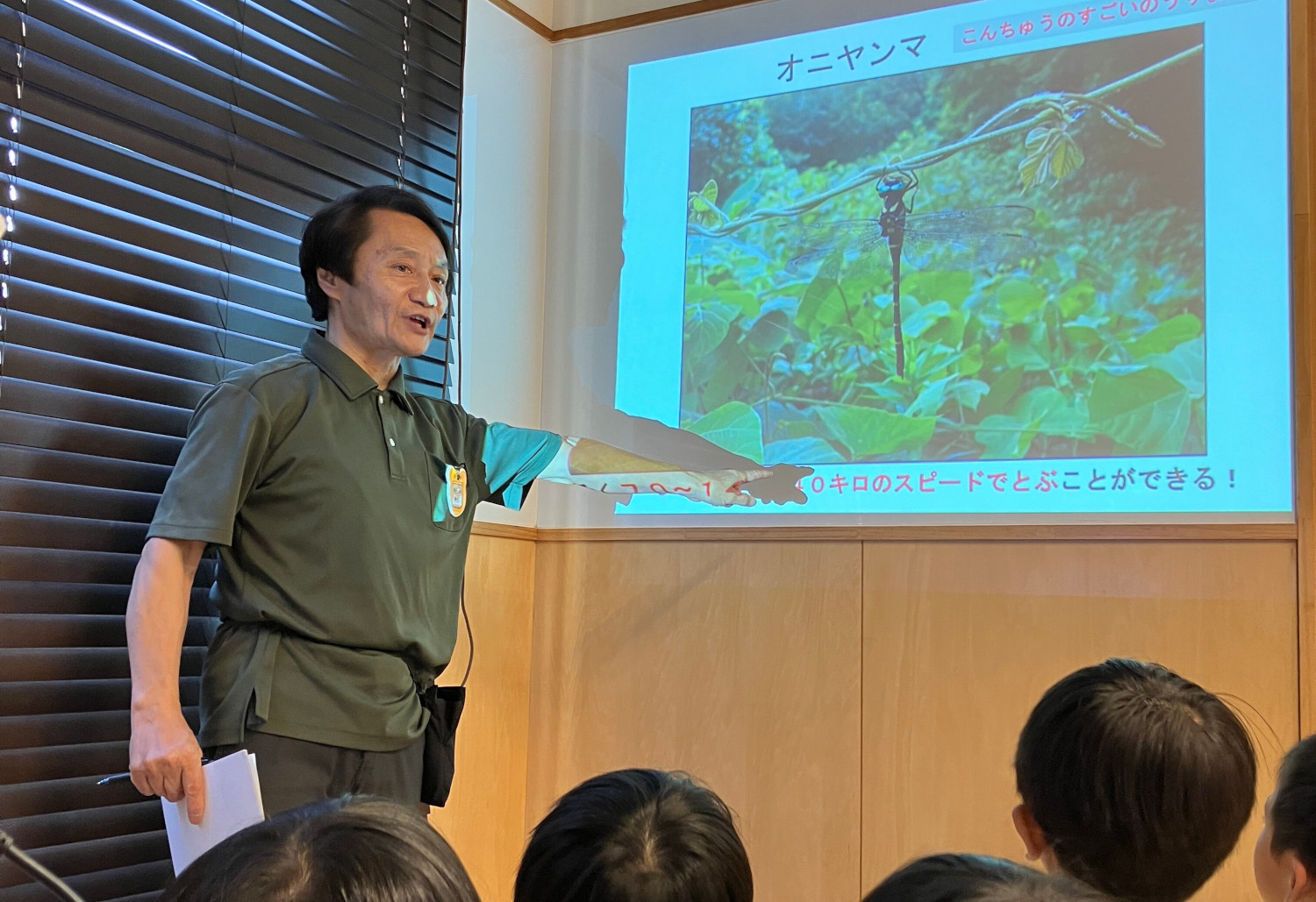 保育園で子どもたちに昆虫の話をする川上氏