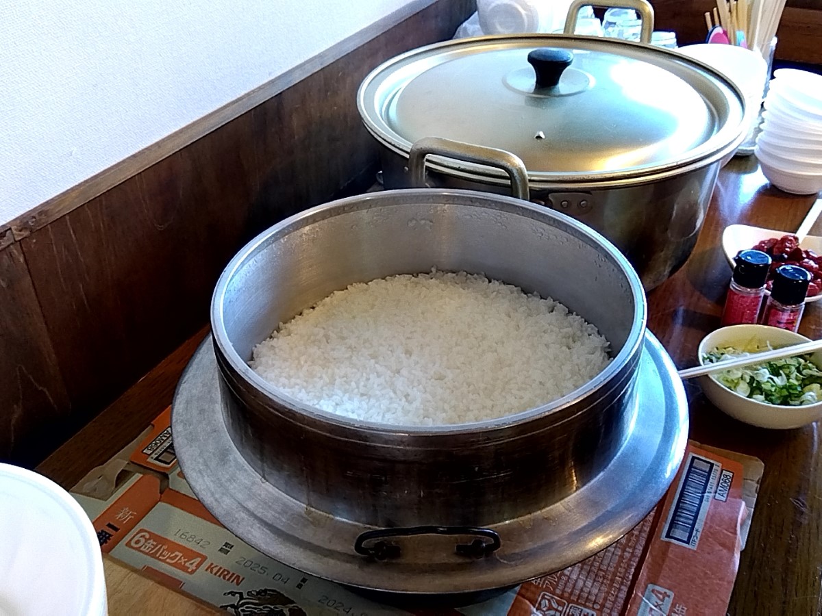 ぬか釜で炊いたごはんと豚汁が入った大きな鍋